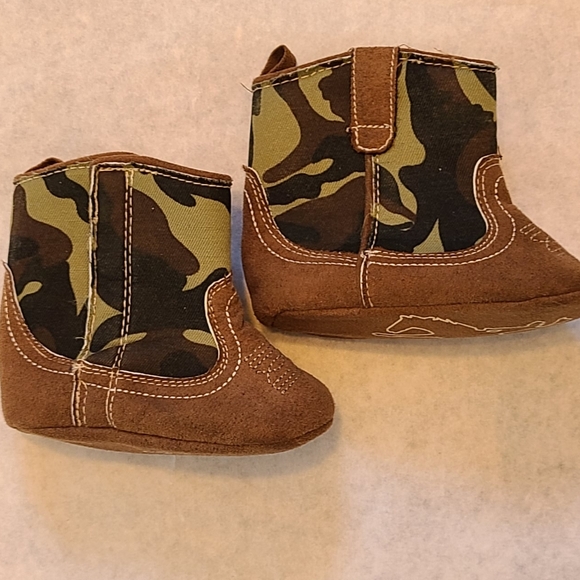 Camo soft sole slip on boots - Picture 1 of 5